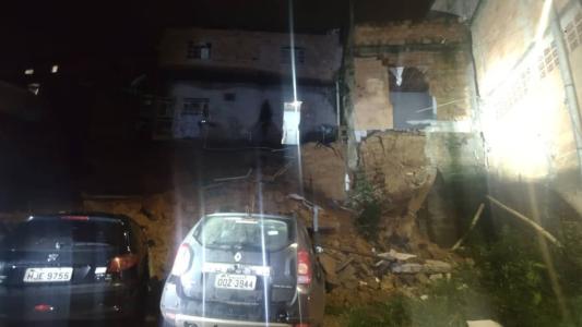 Três carros foram atingidos