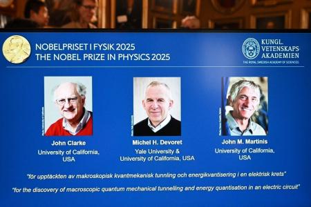John Clarke (Reino Unido), Michel H. Devoret (França) e John M. Martinis (EUA) ganham o Prêmio Nobel de Física de 2025, "pela descoberta do tunelamento mecânico quântico macroscópico.