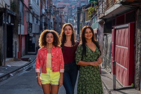 Joélly (Alana Cabral), Gerluce (Sophie Charlotte) e Lígia (Dira Paes) em "Três Graças"
