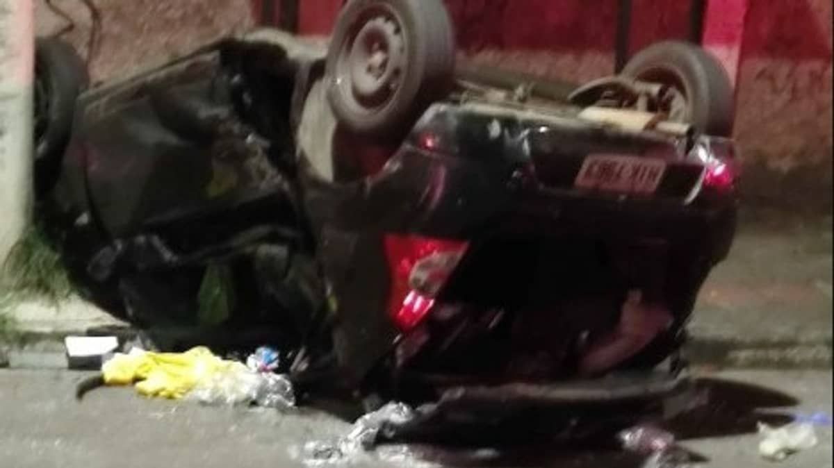 Carro capota e deixa cinco feridos na Pampulha, em BH 