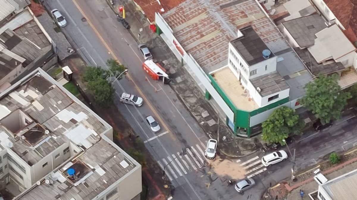 Ambulância do Samu tomba após bater em carro e deixa três feridos  