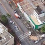 Ambulância do Samu tomba após bater em carro e deixa três feridos  