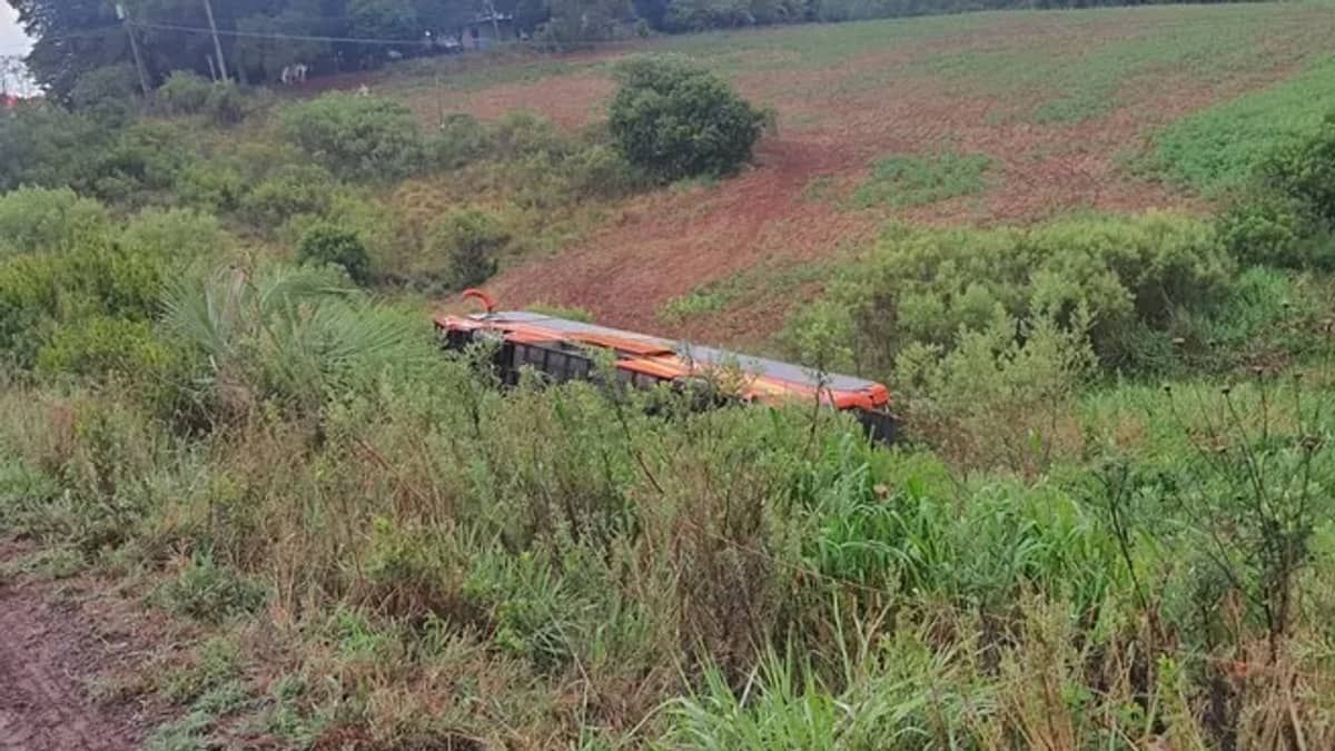 Ônibus tomba e deixa 40 feridos em rodovia do RS