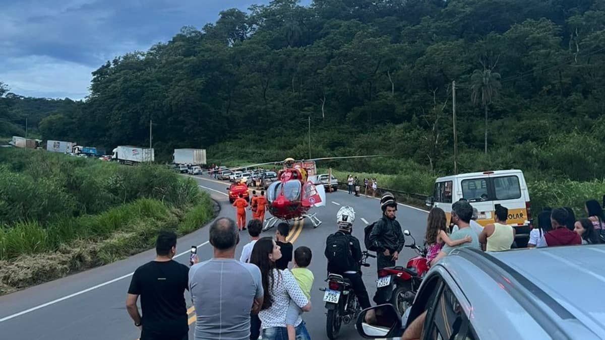 Batida frontal entre um carro e uma caminhonete deixa feridos na BR-381