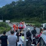 Batida frontal entre um carro e uma caminhonete deixa feridos na BR-381