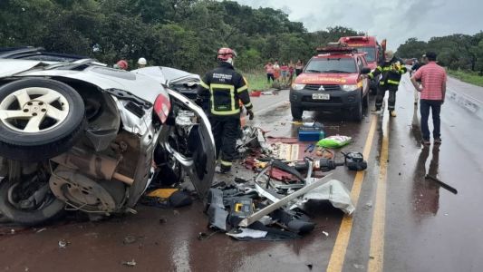 Três pessoas ficaram presas às ferragens após acidente na BR-265