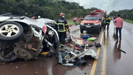 Três pessoas ficaram presas às ferragens após acidente na BR-265