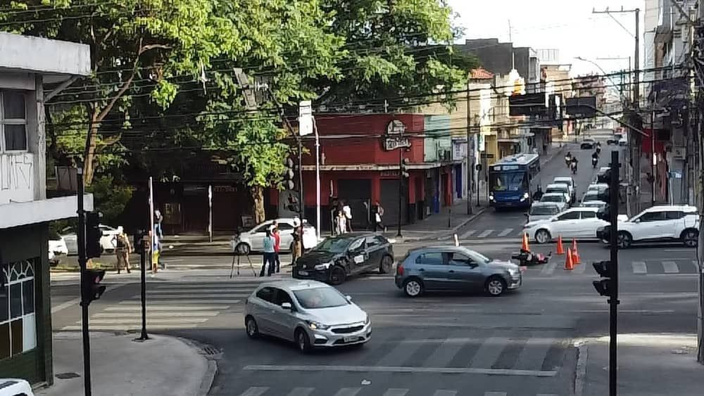 Moto com três ocupantes bate em carro no bairro Floresta, em BH