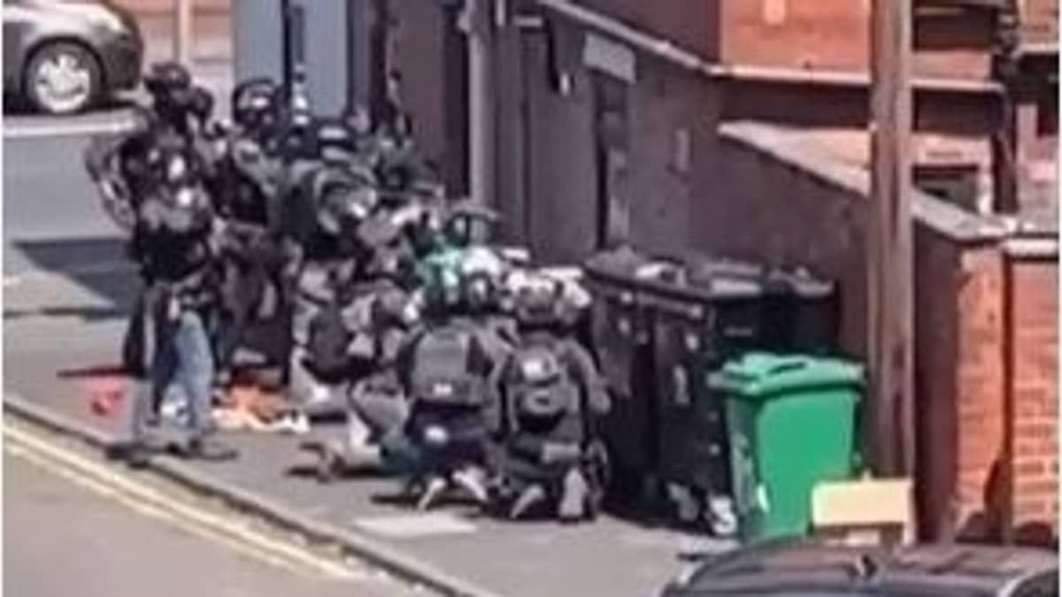 Polícia invade casa e fecha rua após ataque a faca matar três pessoas na Inglaterra
