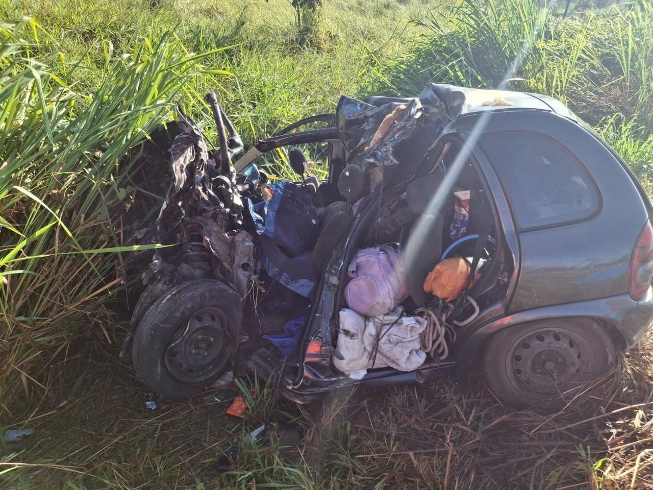 Três pessoas morrem em grave acidente entre carro e ônibus na BR-040, em Curvelo