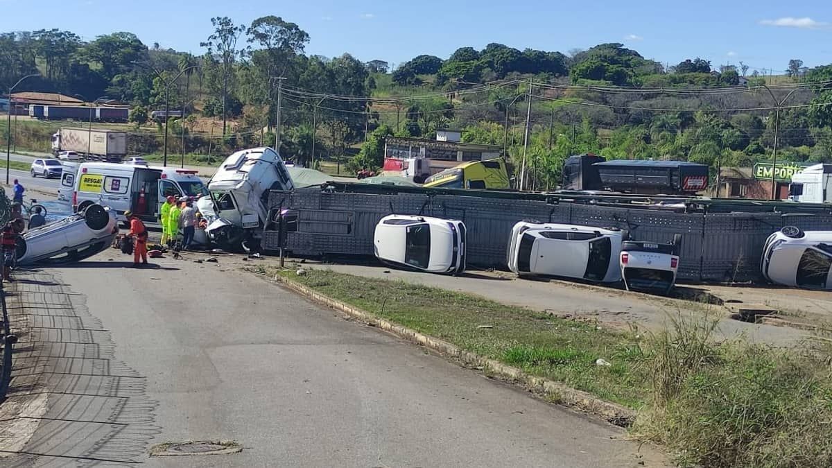 Veja imagens do grave acidente que interditou a BR-040 e deixou três mortos