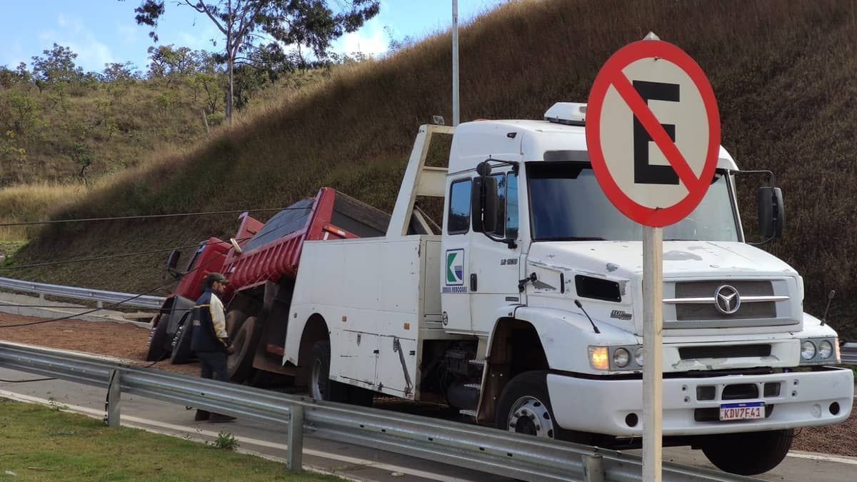 Caminhão que usou área de escape do Anel Rodoviário de BH teve mangueira atingida por ferro, diz dono