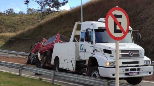 Três reboques foram envolvidos na retirada do caminhão