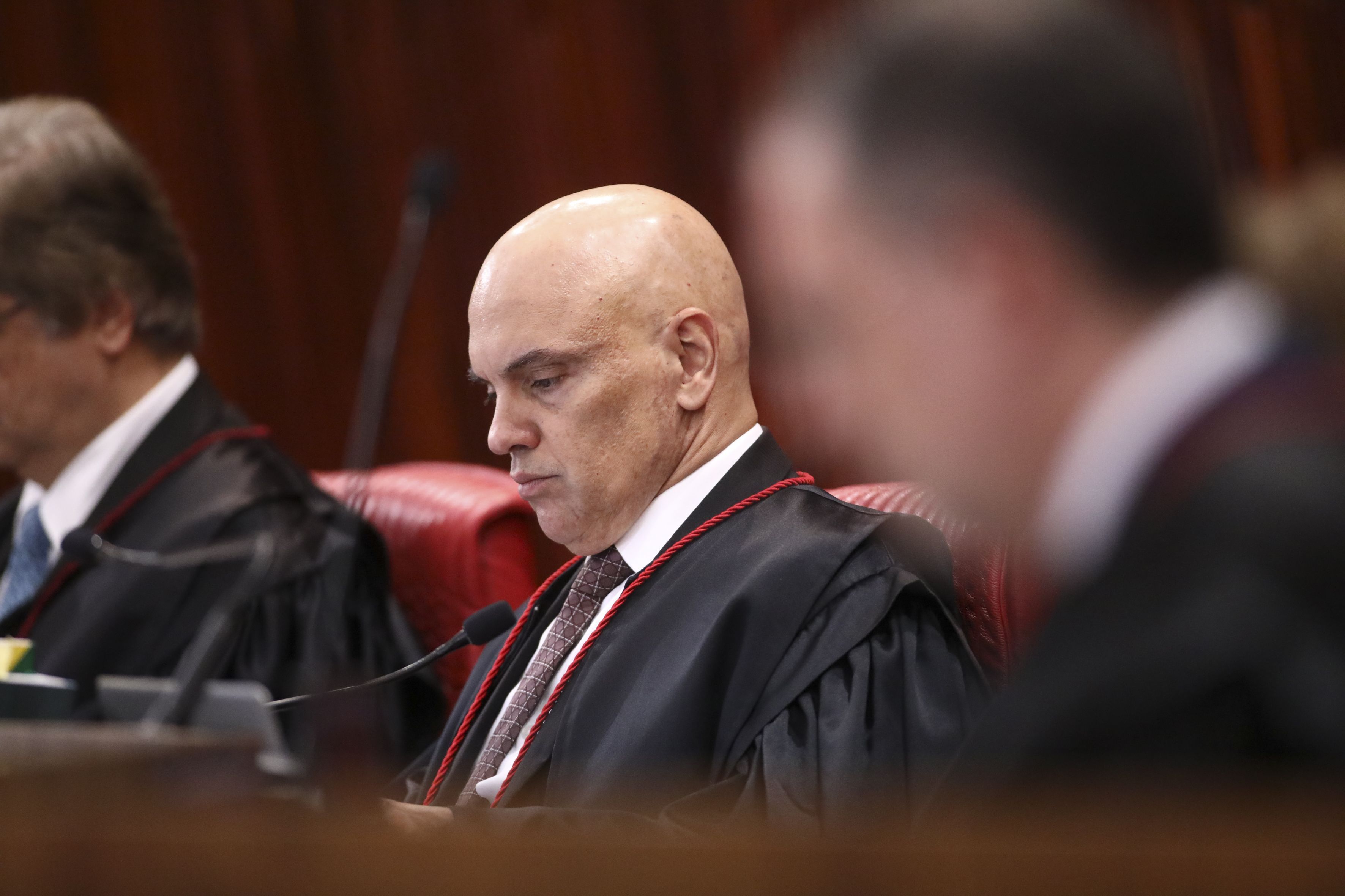 Moraes cita corrosão da democracia por 'populistas extremistas' e insiste em regulação das redes