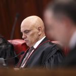 Moraes cita corrosão da democracia por 'populistas extremistas' e insiste em regulação das redes