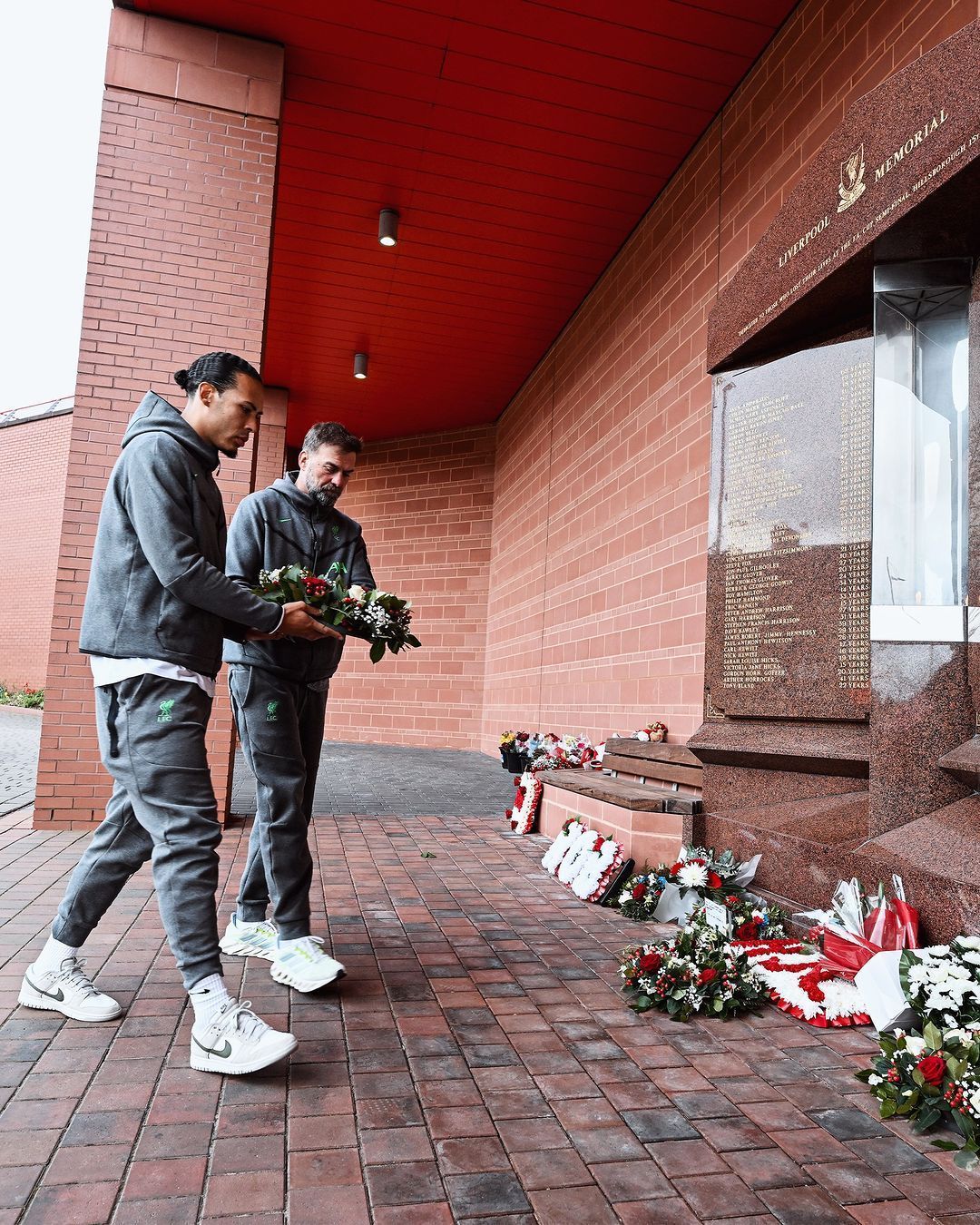 Tragédia de Hillsborough completa 35 anos, e Liverpool homenageia torcedores