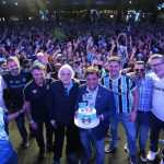 Torcedores lotam esplanada da Arena para festa de 120 anos do Grêmio