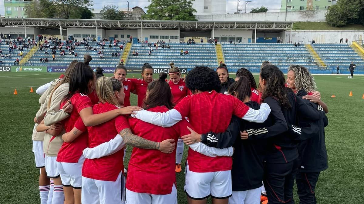São Paulo marca no fim e empata com o Palmeiras no Brasileiro Feminino