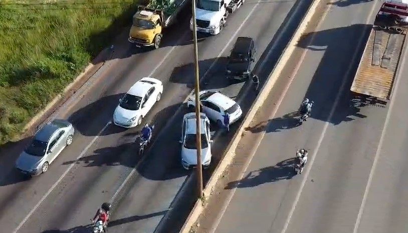 Acidente envolvendo três carros complica o trânsito no Anel Rodoviário, em BH