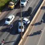 Acidente envolvendo três carros complica o trânsito no Anel Rodoviário, em BH