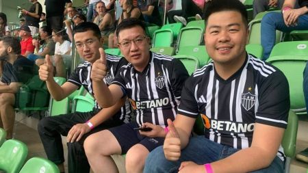 Trio de chineses no camarote 13, do Atlético, durante a final do Mineiro