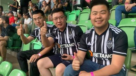 Trio de chineses no camarote 13, do Atlético, durante a final do Mineiro