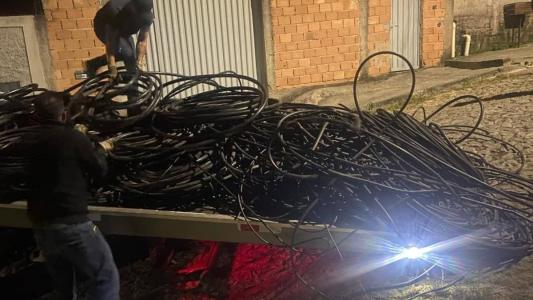 Trio foi preso com uma tonelada de fios de cobre em Ribeirão das Neves