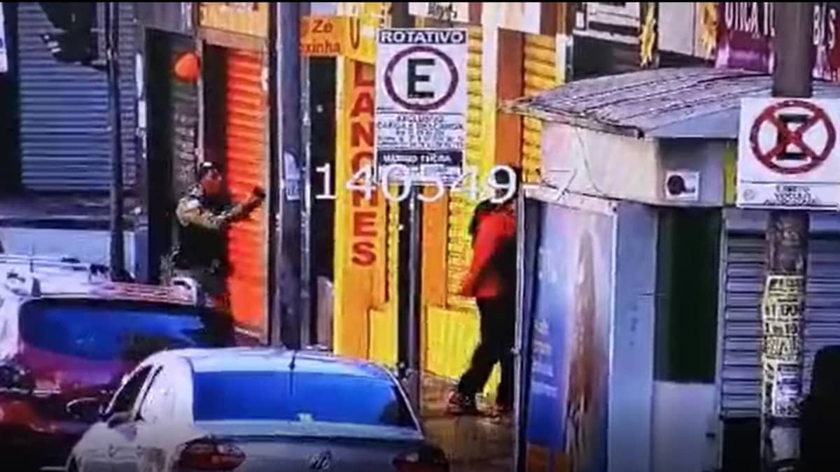 Vídeo: trio é preso após furtar celular no Centro de BH e ser surpreendido pela PM enquanto comemorava