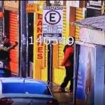 Vídeo: trio é preso após furtar celular no Centro de BH e ser surpreendido pela PM enquanto comemorava