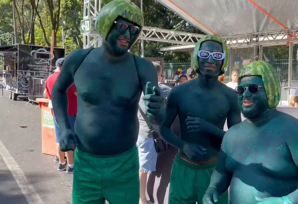 Fantasias inusitadas e foliões animados marcam os 50 anos da 'Banda Mole' no Carnaval de BH