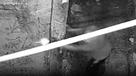 Foto mostra criminoso fazendo disparo