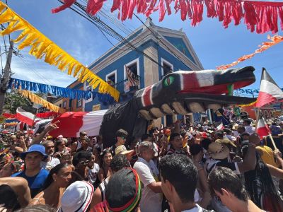 Torcedores e foliões celebram o clube Santa Cruz em Olinda, no Pernambuco.