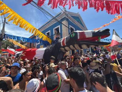 Torcedores e foliões celebram o clube Santa Cruz em Olinda, no Pernambuco.