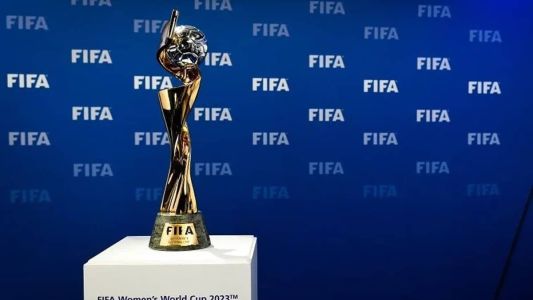 Troféu da Copa do Mundo feminina, que está rodando o mundo antes da competição