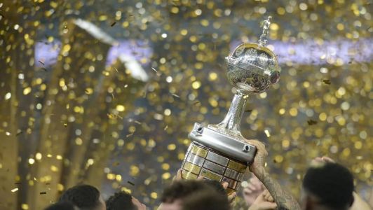 Troféu da Libertadores com base com câmeras para filmar a entrega ao Fluminense