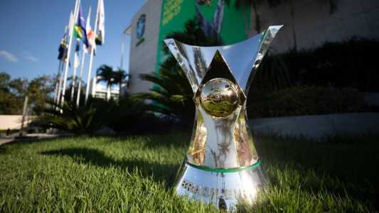Troféu do Campeonato Brasileiro em frente à sede da CBF
