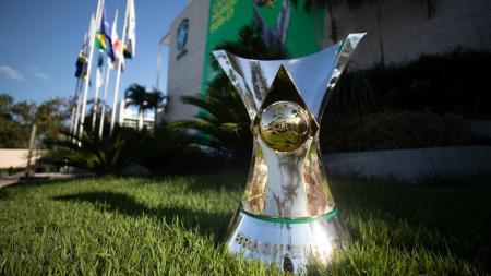 Troféu do Campeonato Brasileiro em frente à sede da CBF