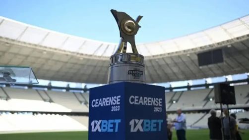 Troféu para o campeão cearense na Arena Castelão, em Fortaleza