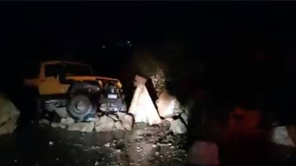 Vídeo: queda de paredão de pedras atinge carro e interdita totalmente BR-356 em Itabirito  