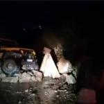 Vídeo: queda de paredão de pedras atinge carro e interdita totalmente BR-356 em Itabirito