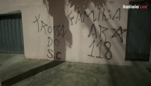 Foto mostra muro pixado em Belo Horizonte