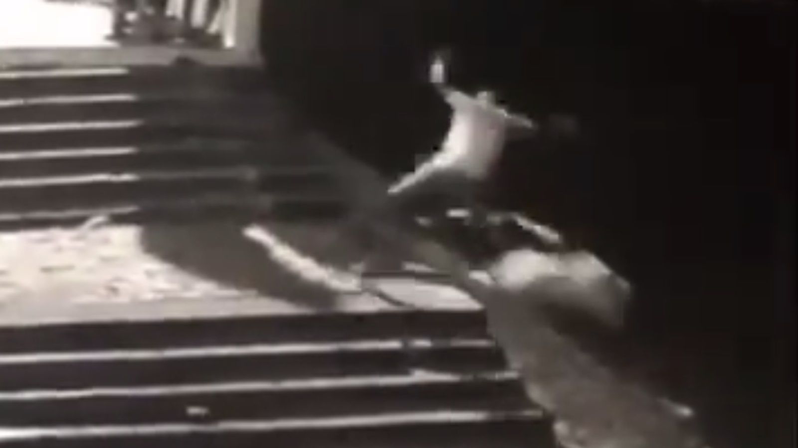 Vídeo: homem tropeça e derruba outro homem que urinava em escada durante festa