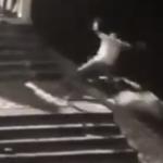 Vídeo: homem tropeça e derruba outro homem que urinava em escada durante festa