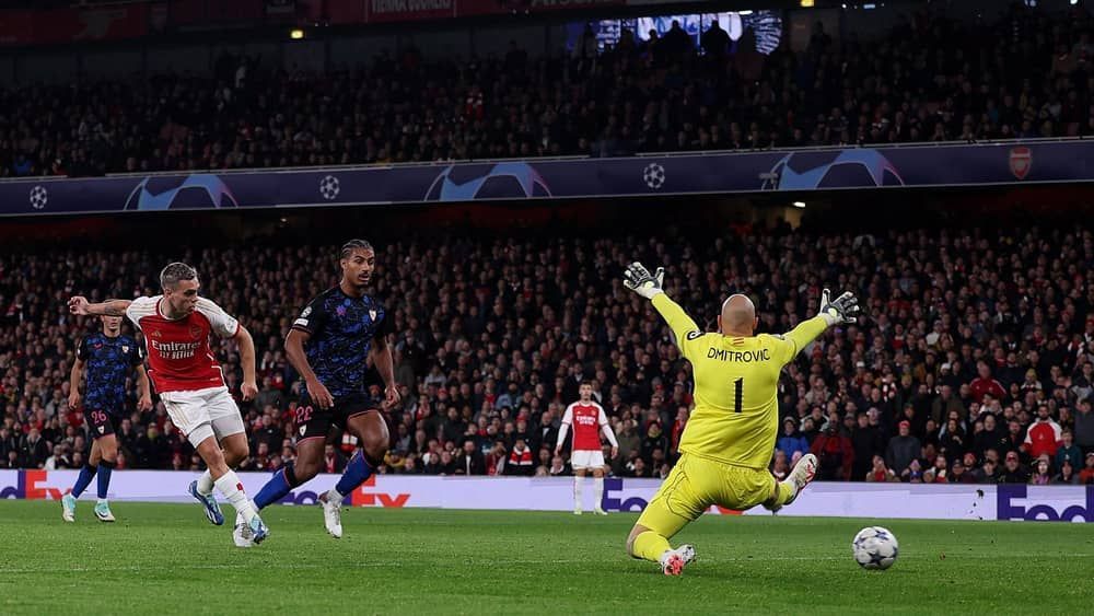 Com gols de Trossard e Saka, Arsenal bate Sevilla pela Champions League