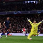 Com gols de Trossard e Saka, Arsenal bate Sevilla pela Champions League