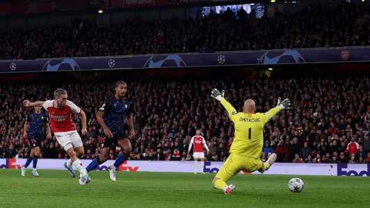 Trossard abriu o placar no Emirates Stadium