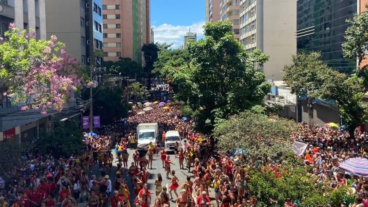 Carnaval de BH visto de cima: imagens  aéreas mostram dimensão de bloco desta terça-feira (21) 