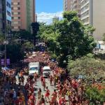 Carnaval de BH visto de cima: imagens aéreas mostram dimensão de bloco desta terça-feira (21)