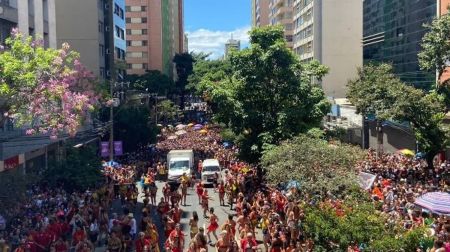 Truck do Desejo arrasta foliões pela avenida Augusto de Lima