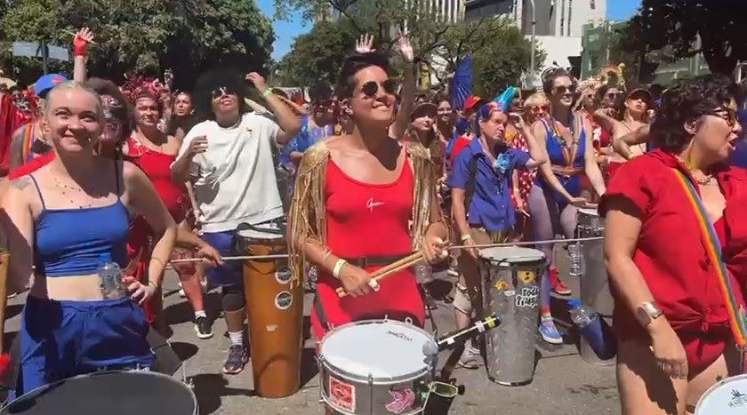 Carnaval BH 2024: com o tema 'A Gente É Multidão', Truck do Desejo arrasta multidão na av. Brasil